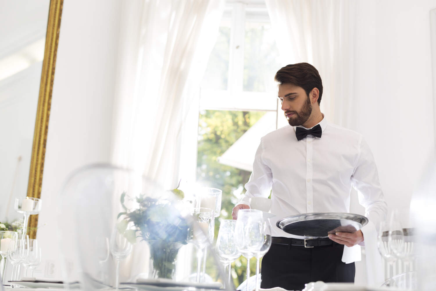 Tenues pour les professionnels de la restauration avec chemise blanche et noeud papillon